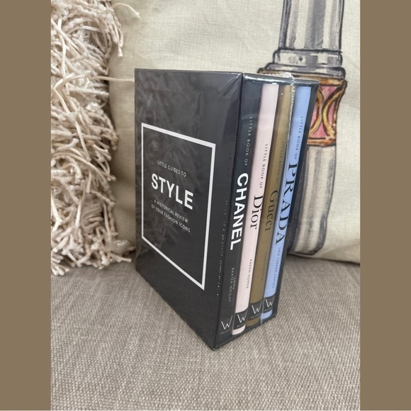 4 NEW Collectable Books - The Stories of Legendary Fashion Houses - Picture 1 of 3